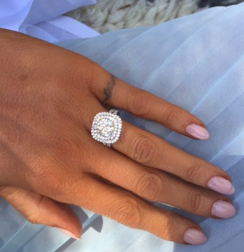 Takýto snubný prsteň dostala Hayley od hviezdy Baywatchu.