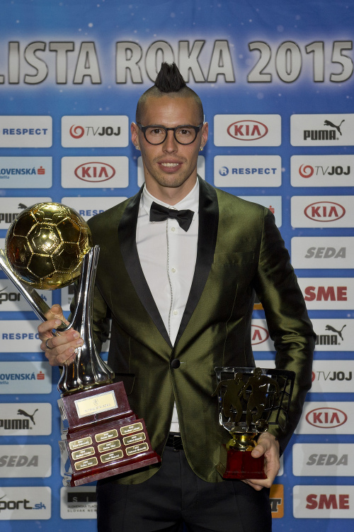Marek Hamšík pózuje s cenou pre najlepšieho Futbalistu roka 2015. 