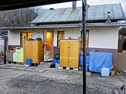 Za bývanie v maličkej chatrči platí rodina 200 eur mesačne.