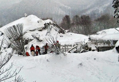 Záchranári a blízki nezvestných veria, že pod masami snehu sú ďalší živí ľudia.