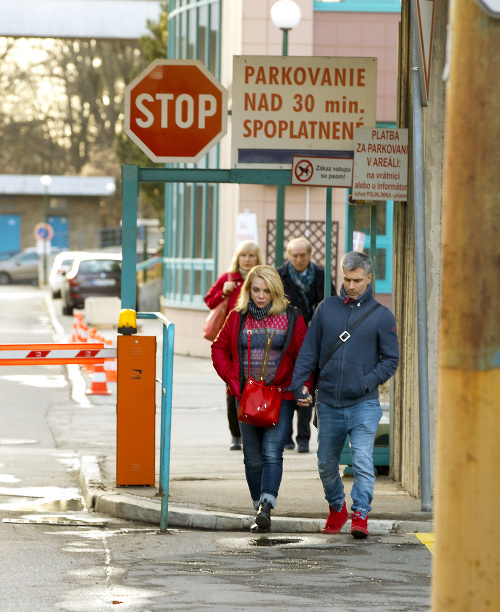 Podľa čitateľa Nového Času navštevuje Studenková mamu každý deň. Vo štvrtok ju sprevádzal partner Kostka.