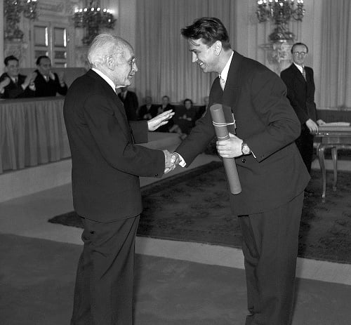 Štátna cena: V roku 1955 ju prevzal z rúk ministra kultúry Zdeňka Nejedlého. Neskôr mu komunisti cenu zobrali.