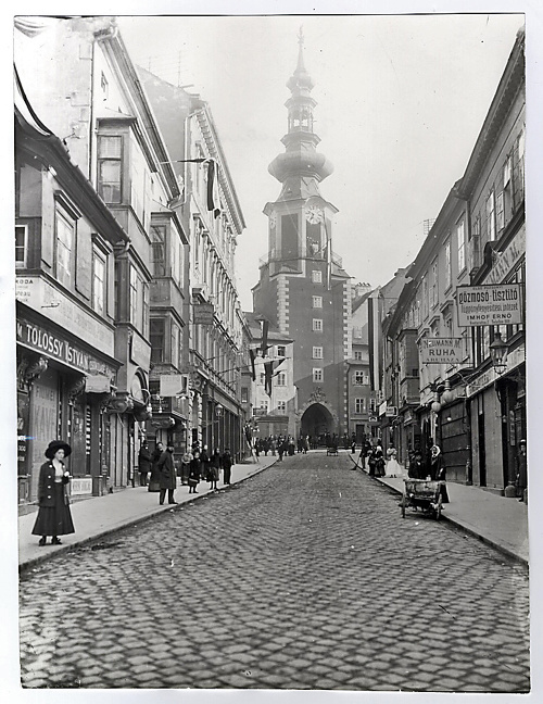 1897: Izabela zachytila aj krásu Michalskej ulice, keď mala veža ešte tmavú fasádu.