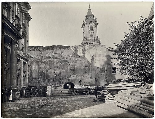 1899: Budovu Starej radnice koncom 19. storočia prestavovali v gotickom štýle.