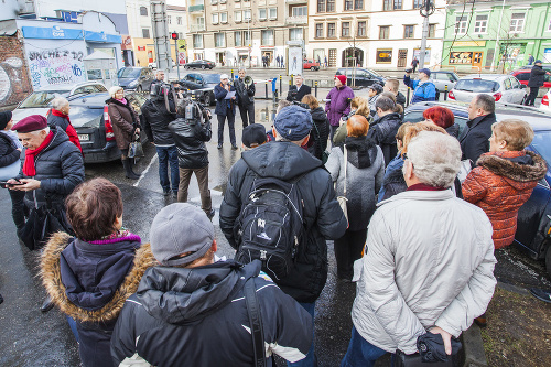 Na snímke účastníci počas protestného zhromaždenia Slovenskej lekárskej komory (SLK) pred budovou Ministerstva práce, sociálnych vecí a rodiny SR.