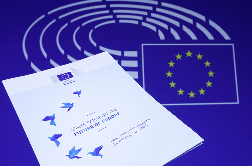 Juncker predstavil v bielej knihe možnú budúcnosť EU.