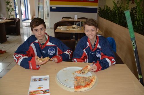 Šimon (vľavo, 14) a Matúš (14) si pochutnali na hokejistickej pizze.