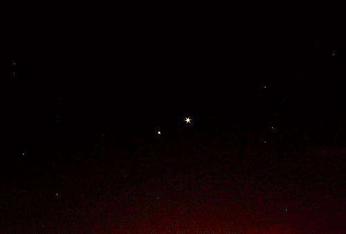 Fotografka zachytila randenie dvoch planét na oblohe. Jupiter (vľavo) a Venuša.