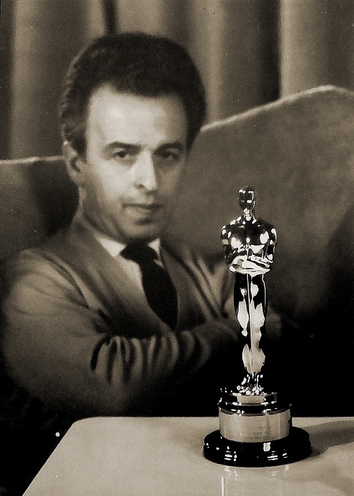 Režisér Ján Kadár so soškou Oscara.