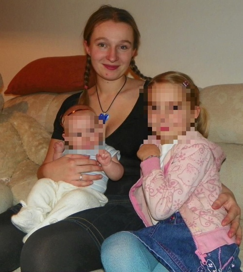 Veronike (28) zostali ešte dve dcérky - Žanetka (5, vľavo) a najstaršia Maruška.