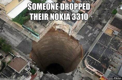 Niekomu spadla Nokia 3310 na zem.