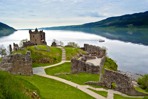 Loch Ness: Tajomné jazero ročne pritiahne až státisíce turistov z celého sveta.