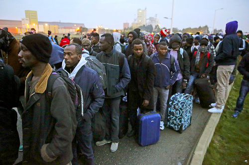 Stovky migrantov už od rána čakali v radoch na autobusy.