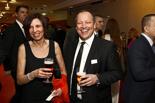 Generálny riaditeľ Markízy Matthias Settele si s manželkou dopriali pohár pivka.