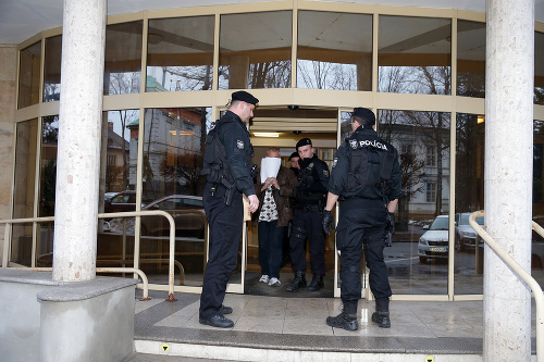 Policajti berú Miroslava zo súdu.