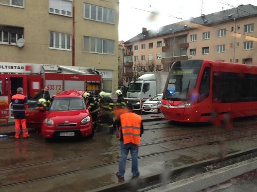 V Bratislave došlo k nehode auta a električky. 