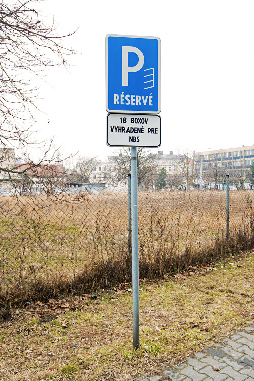 Obyvatelia Slovanskej ulice sú zúfalí, parkovacie miesta zoženú už len ťažko.