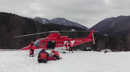 Zraneného horolezca preložili do vrtuľníka, ktorým ho leteckí záchranári previezli do nemocnice. 