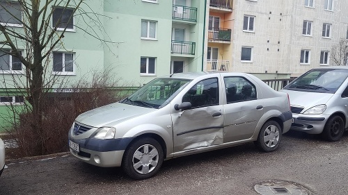 Cestný pirát Martin (39) v Trenčíne poškodil aj toto zaparkované auto. 