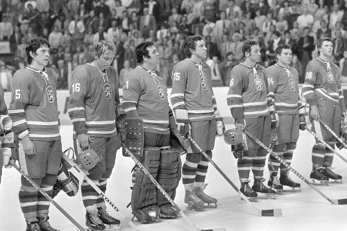 V drese česko-slovenskej reprezentácie. Zľava Milan Chalupa, Josef Augusta, Vladimir Dzurilla, Bohuslav Ebermann, Milan Nový, František Černík, Peter Šťastný.