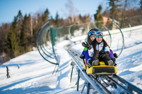 Okrem skvelej lyžovačky si doprajte jazdu na najdlhšej bobovej dráhe v strednej Európe, na ktorej si vyskúšate 12 skokov a až 15 dobrodružných zákrut. 