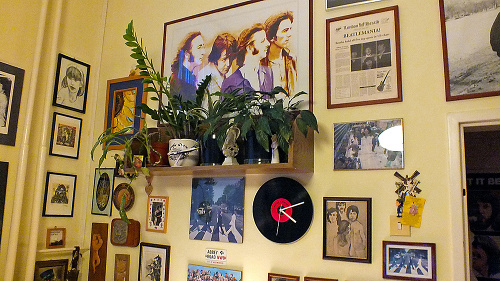 Izba primára je plná platní a fotiek Beatles.