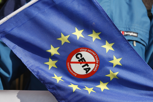 Aktivisti protestujú proti schváleniu obchodnej dohody CETA s Kanadou pred Európskym parlamentom vo francúzskom Štrasburgu 15. februára 2017.
