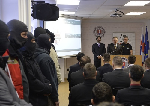 Na snímke uprostred premiér Robert Fico reční počas zriadenia Národnej jednotky boja proti terorizmu a extrémizmu Národnej kriminálnej agentúry Prezídia Policajného zboru v Bratislave.