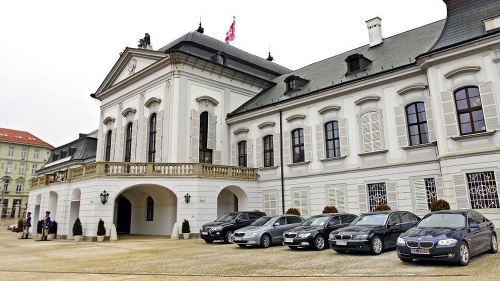 Pred Prezidentským palácom cirkevní hodnostári zaparkovali svoje luxusné autá.