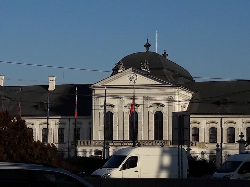 Na Prezidentskom paláci chýba slovenská vlajka.