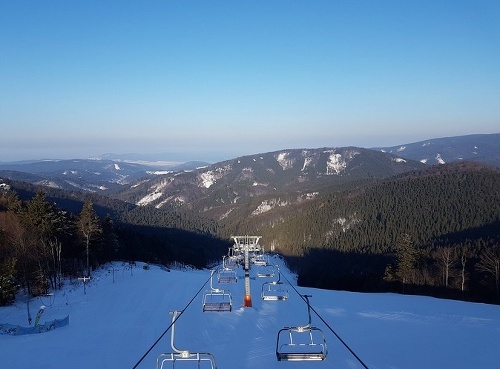 Skalka ponúka krásny výhľad na okolie a skvelé lyžiarske podmienky až do jarných mesiacov.