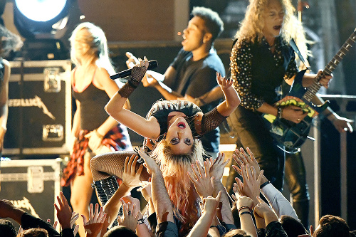 Lady Gaga počas vystúpenia skočila do burácajúceho davu. 
