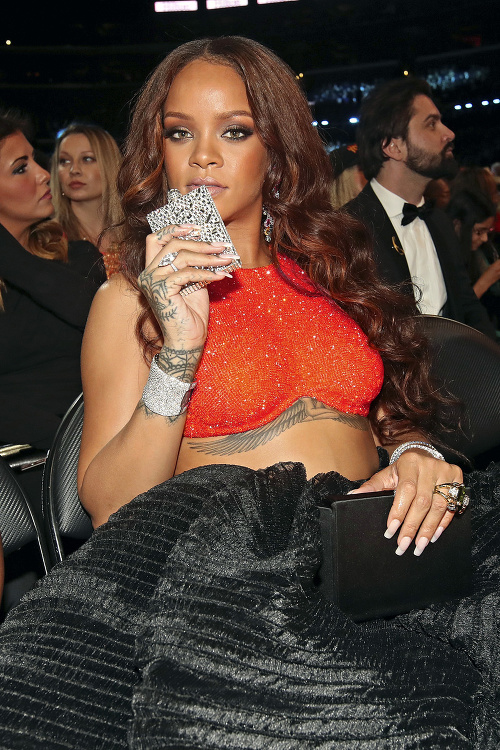 Rihanna si krátila chvíle popíjaním alkoholu z ploskačky. 
