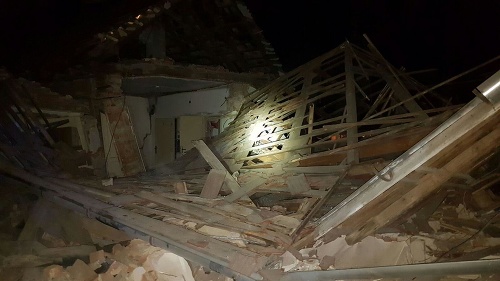 Prístavba rodinného domu, v ktorej bol výbuch, je značne poškodená.   