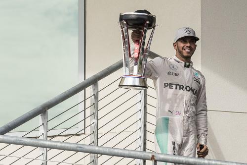 Lewis Hamilton oslávil siedmy triumf v prebiehajúcej sezóne a jubilejný 50. v kariére.