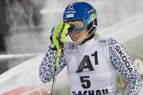 Slovenská slalomárka Veronika Velez-Zuzulová v cieli druhého kola nočného slalomu žien Svetového pohára v rakúskom Flachau.