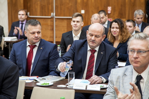 Na snímke zľava neúspešní kandidáti  na nového prezidenta SOV Milan Jagnešák a Branislav Delej. 