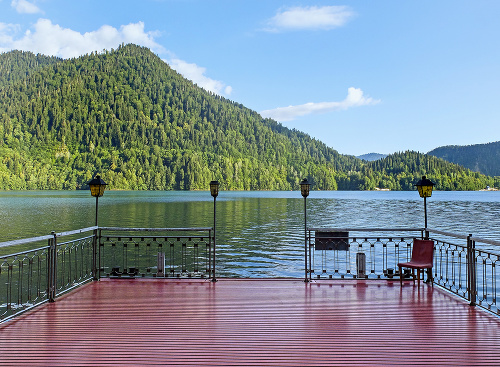 Rezidencia sa nachádza pri jazere Rica.