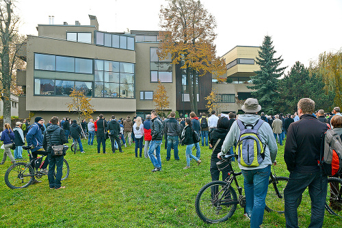 Jeden z protestov sa uskutočnil pod oknami Pavla Pašku v novembri 2014.