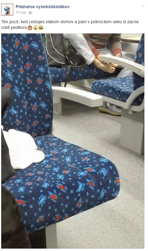 Staršia žena sa nehanbila spraviť si cestou vlakom pedikúru.