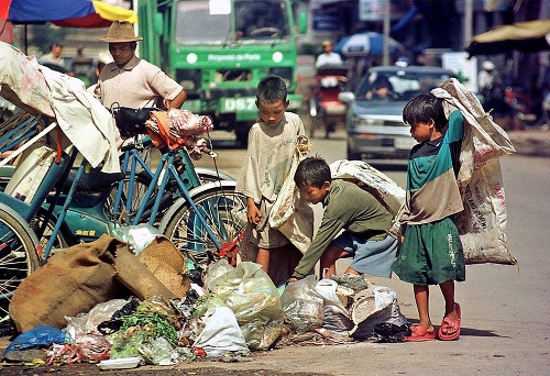 Chudoba: Deti v Kambodži vyrastajú často na ulici.