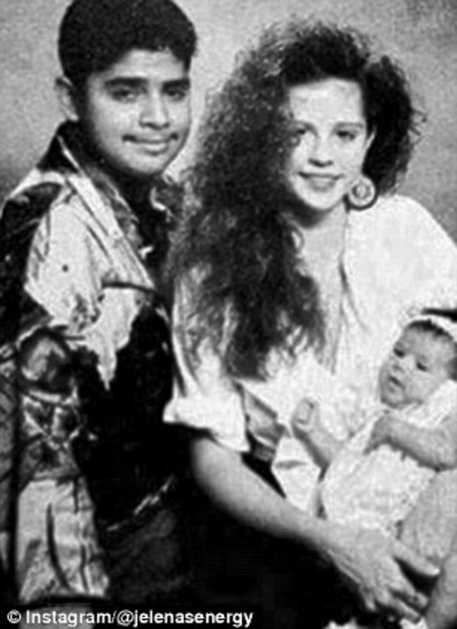 1992 - Mama Mandy, otec Ricardo Joel a dcéra Selena.