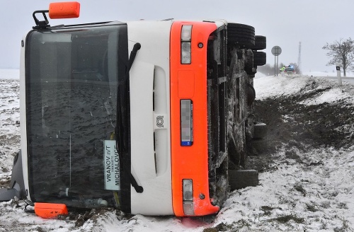 Autobus havaroval medzi obcami Trhovište a Pozdišovce.