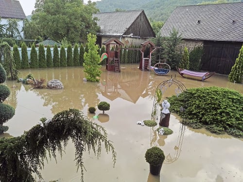 Zaplavené záhrady: Výškaý vody v niektorých miestach dosahovala viac ako meter.