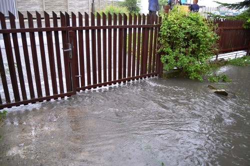 14. júla 2016: Susedia Balážovci nafotili skazu, ktorú ešte v júli spôsobili prudké dažde.
