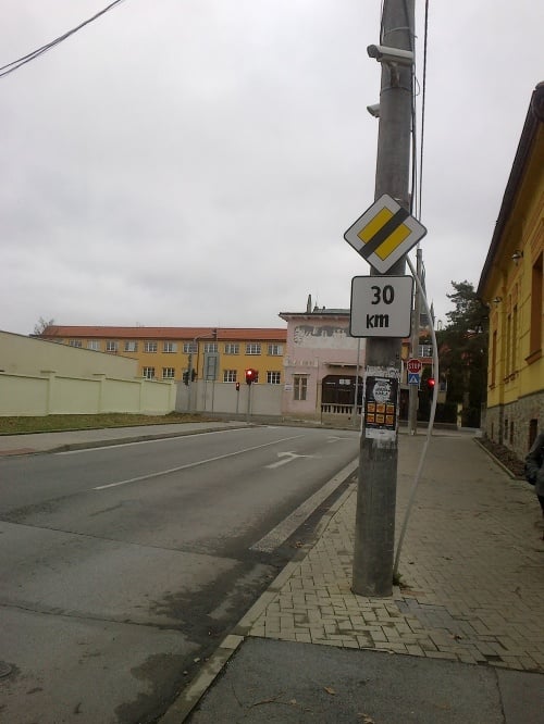 Nevšedná dopravná značka na Požiarnickej ulici v Prešove.