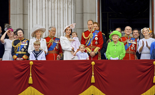 2016 - Kráľovská rodinka zľava: Camilla, Charles, Kate, Charlotte, George, William, Harry, Alžbeta II., Phillip. 
