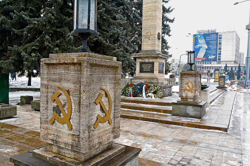 Na Námestí osloboditeľov je najviac kosákov a kladív na Pamätníku padlých vojakov Červenej armády.