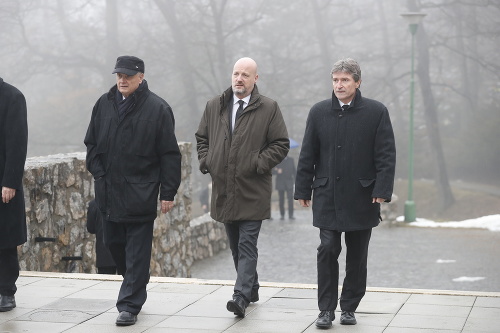 Za celé futbalové hnutie kondoloval pozostalým generálny sekretár Slovenského futbalového zväzu Jozef Kliment (vpravo).