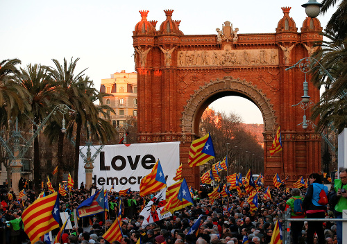 Španieli prišli prejaviť podporu bývalému katalánskemu prezidentovi Arturovi Masovi.